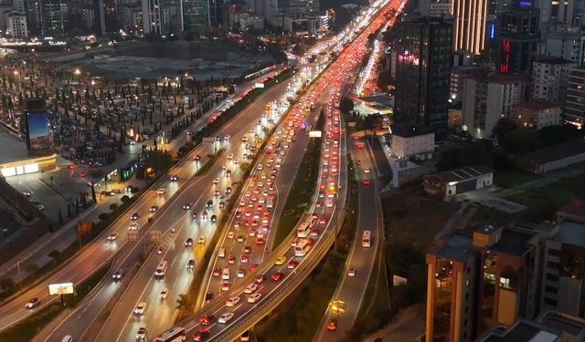 İstanbul'da trafik yoğunluğu yüzde 72 olarak ölçüldü