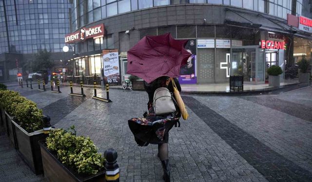 İstanbul'da vatandaşların şiddetli fırtına ve yağmurla imtihanı kamerada