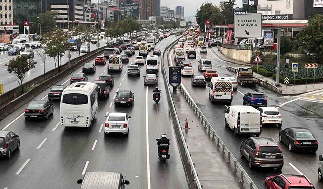 İstanbul'da yağmur trafiği kilitledi: Yoğunluk yüzde 89'a ulaştı