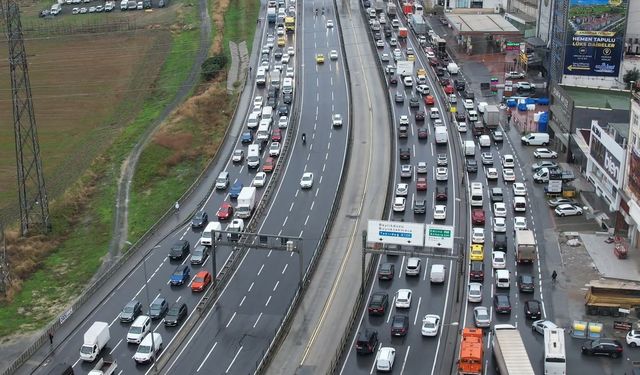 İstanbul'da yoğun trafik oluştu sürücüler ilerlemekte güçlük çekti