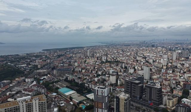 İstanbul'u iki farklı hava etkisi altına aldı: Yağmur bulutları havadan görüntülendi