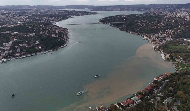 Yağmur sonrası İstanbul Boğazı çamura bulandı