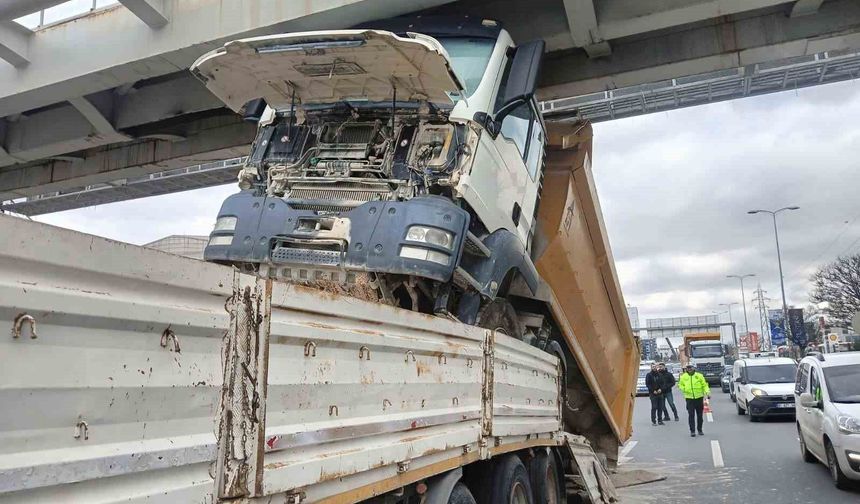 Ankara'da tıra yüklenmiş hafriyat kamyonu üst geçide çarptı
