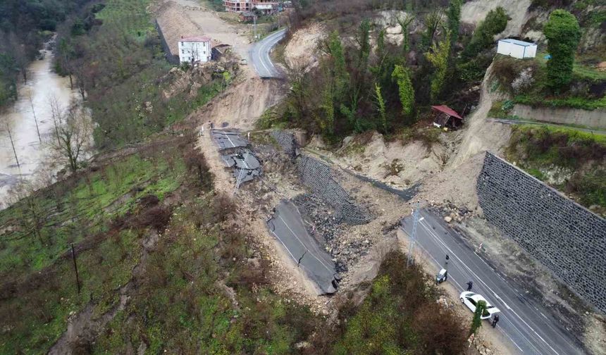 Ordu-İç Anadolu bağlantı yolundaki heyelan havadan görüntülendi