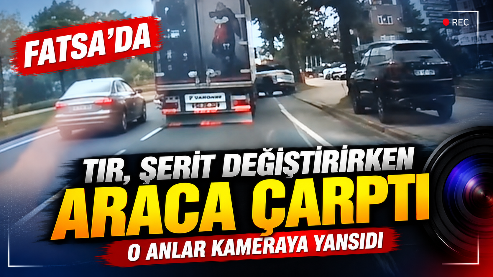 Fatsa'da tır, şerit değiştirirken araca çarptı: O anlar kameraya yansıdı