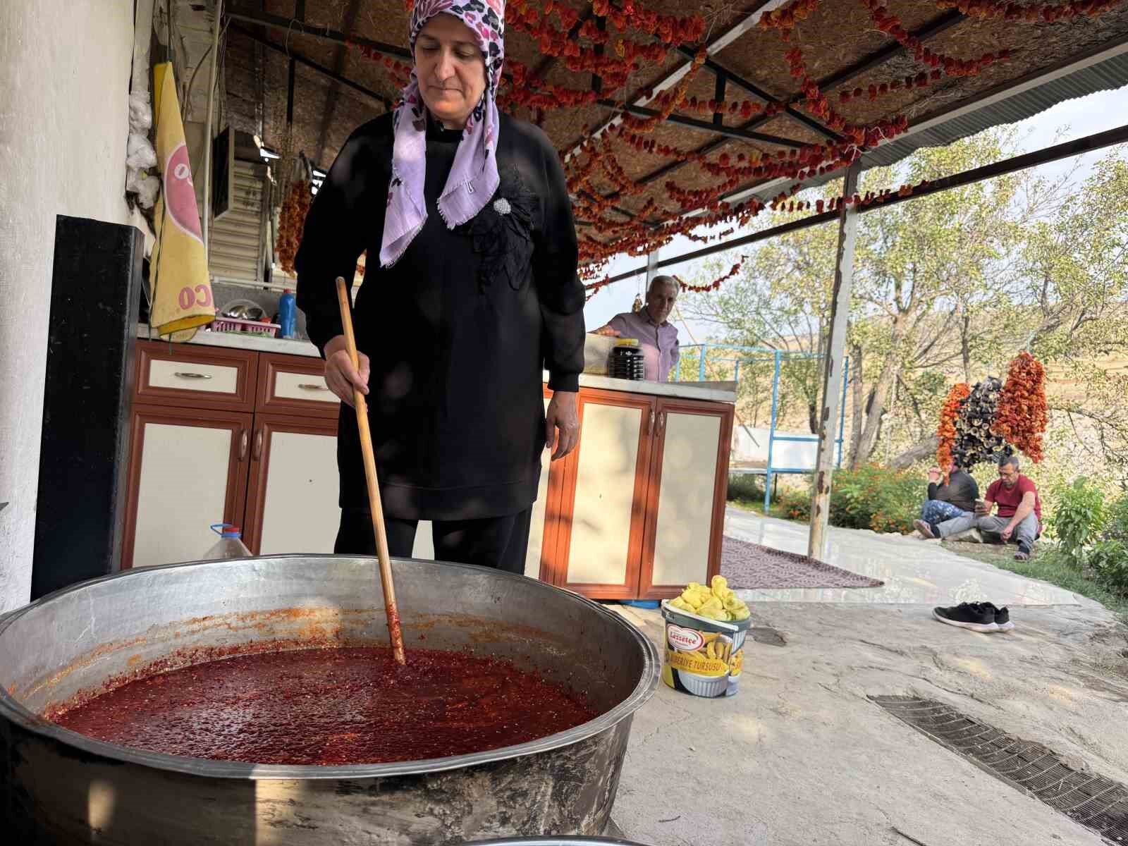 Ankara'dan Diyarbakır'a gelip el emeği ürünlerini tüm Türkiye'ye ulaştırıyorlar