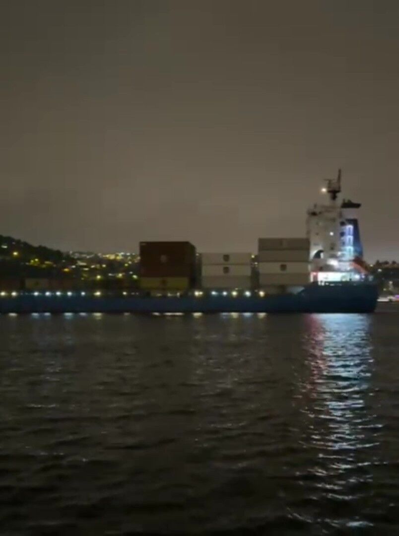 İstanbul Boğazı'nda arıza yaşayan gemi sürüklenerek ters döndü