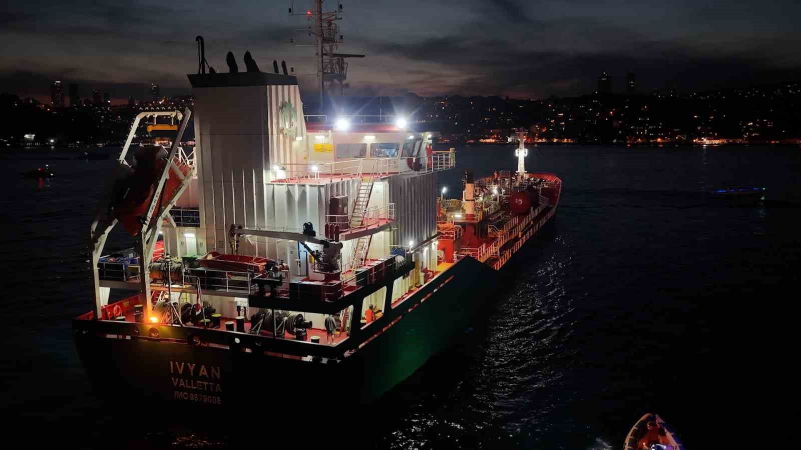 İstanbul Boğazı'nda facianın eşiğinden dönüldü: Kimyasal madde taşıyan tanker kıyıya metreler kala durabildi