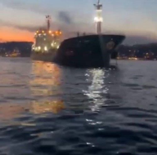 İstanbul Boğazı'nda facianın eşiğinden dönüldüğü anlar kamerada