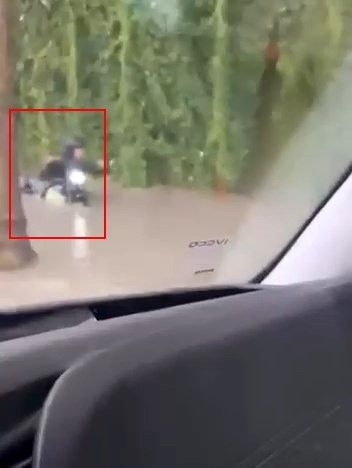 İstanbul'da suya batan motosikletinin zor anları kamerada