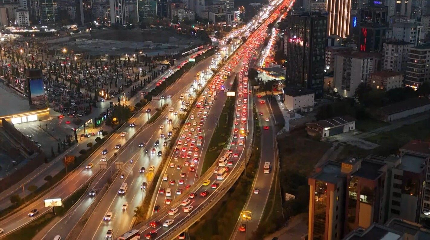 İstanbul'da trafik yoğunluğu yüzde 72 olarak ölçüldü