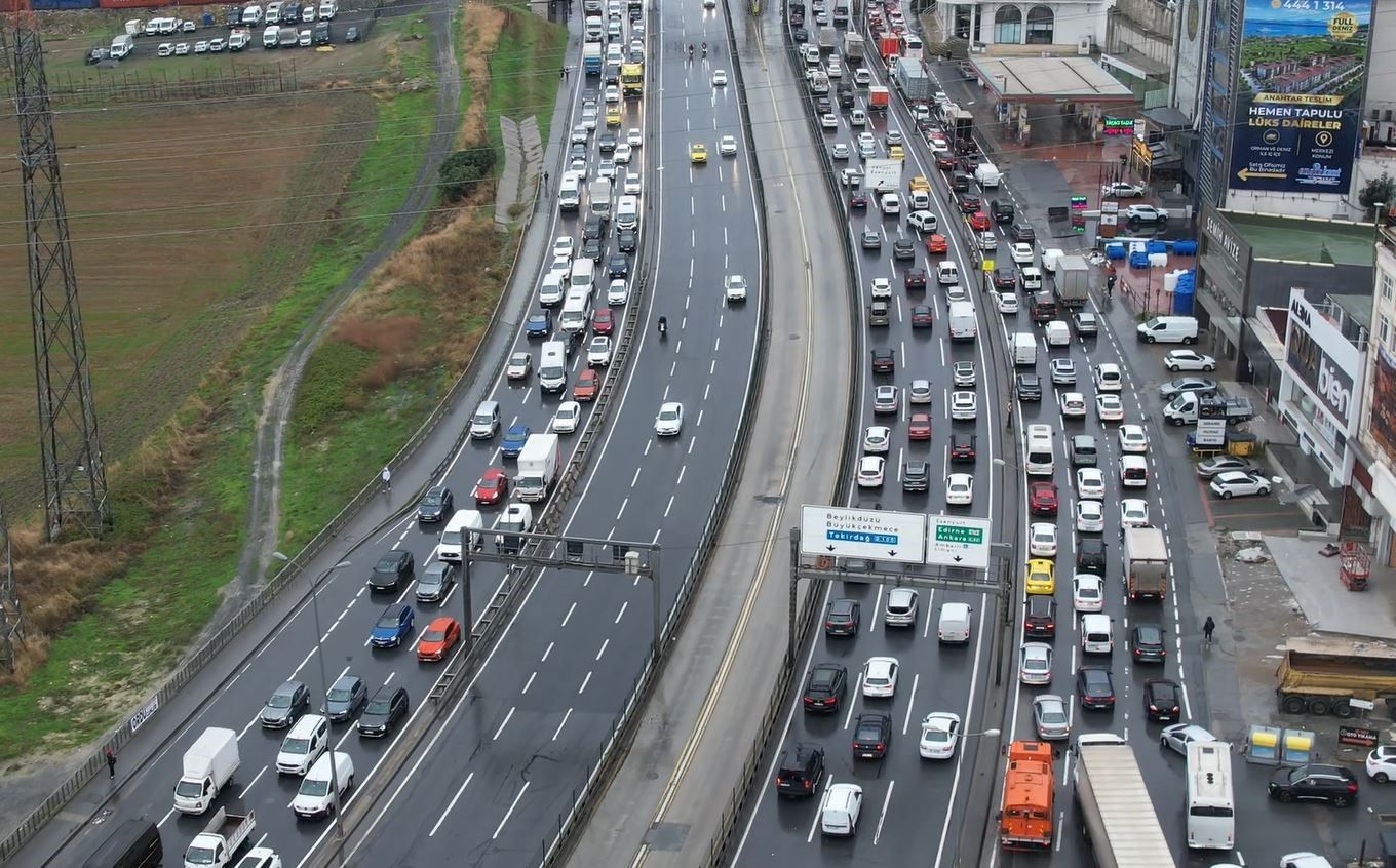 İstanbul'da yoğun trafik oluştu sürücüler ilerlemekte güçlük çekti