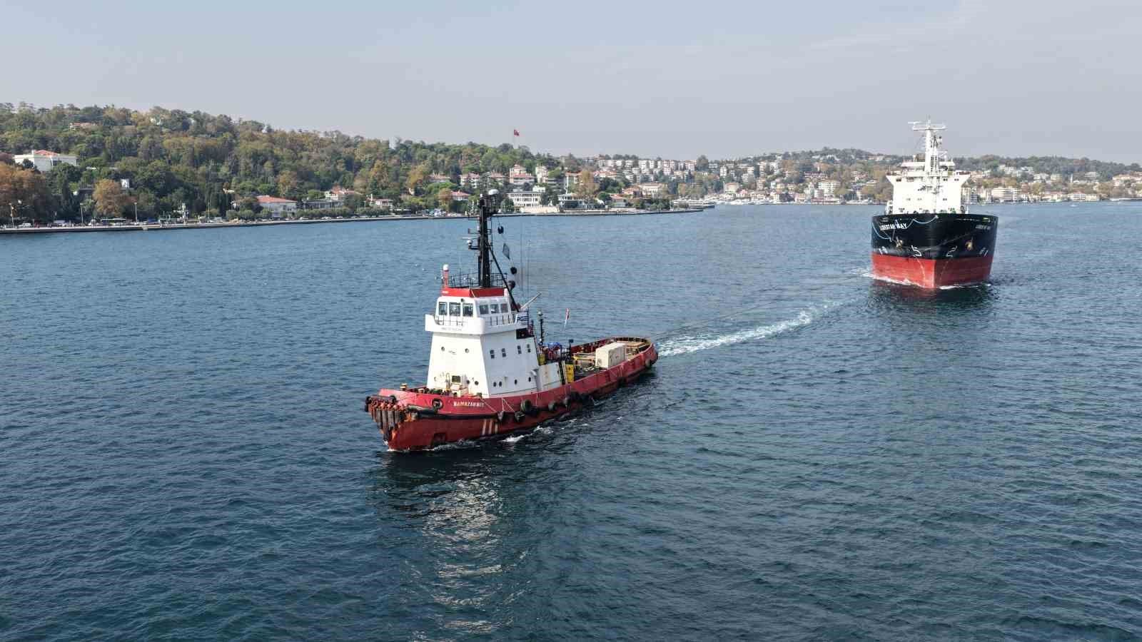 Karadeniz'de vurulan iki gemi İstanbul Boğazı'ndan geçti