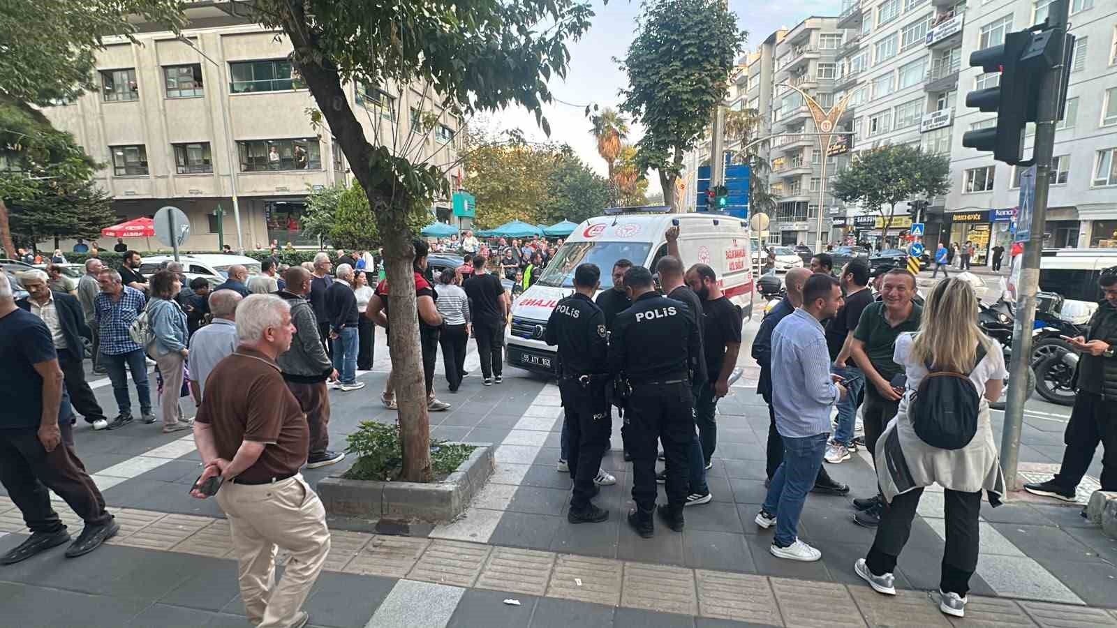 Samsun'da genç, cadde ortasında darbedildi